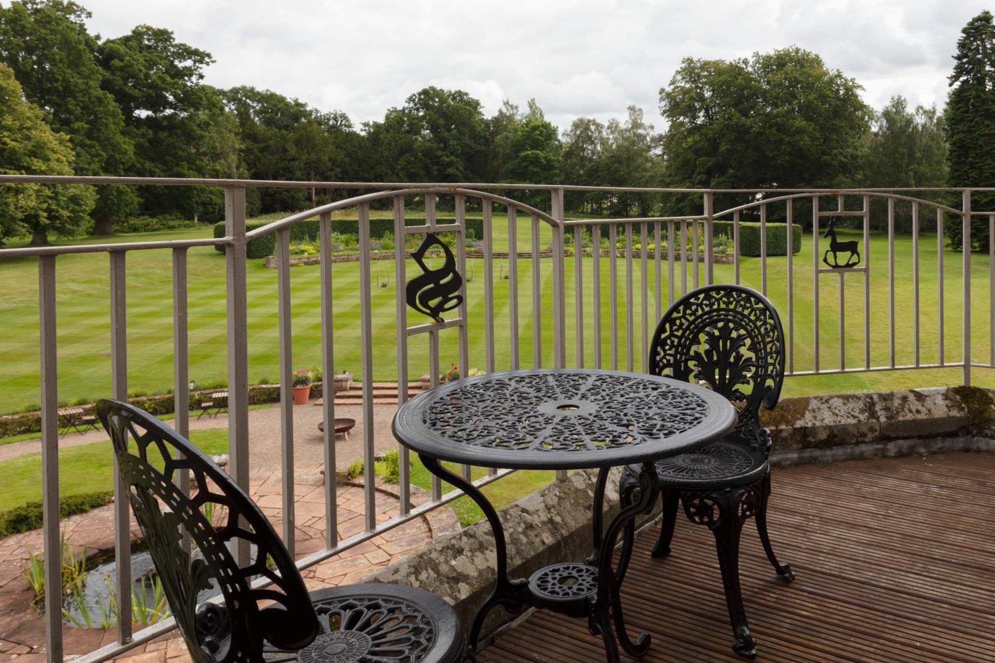 Schloss Roxburghe, Part Of Destination By Hyatt Extérieur photo The balcony at the hotel