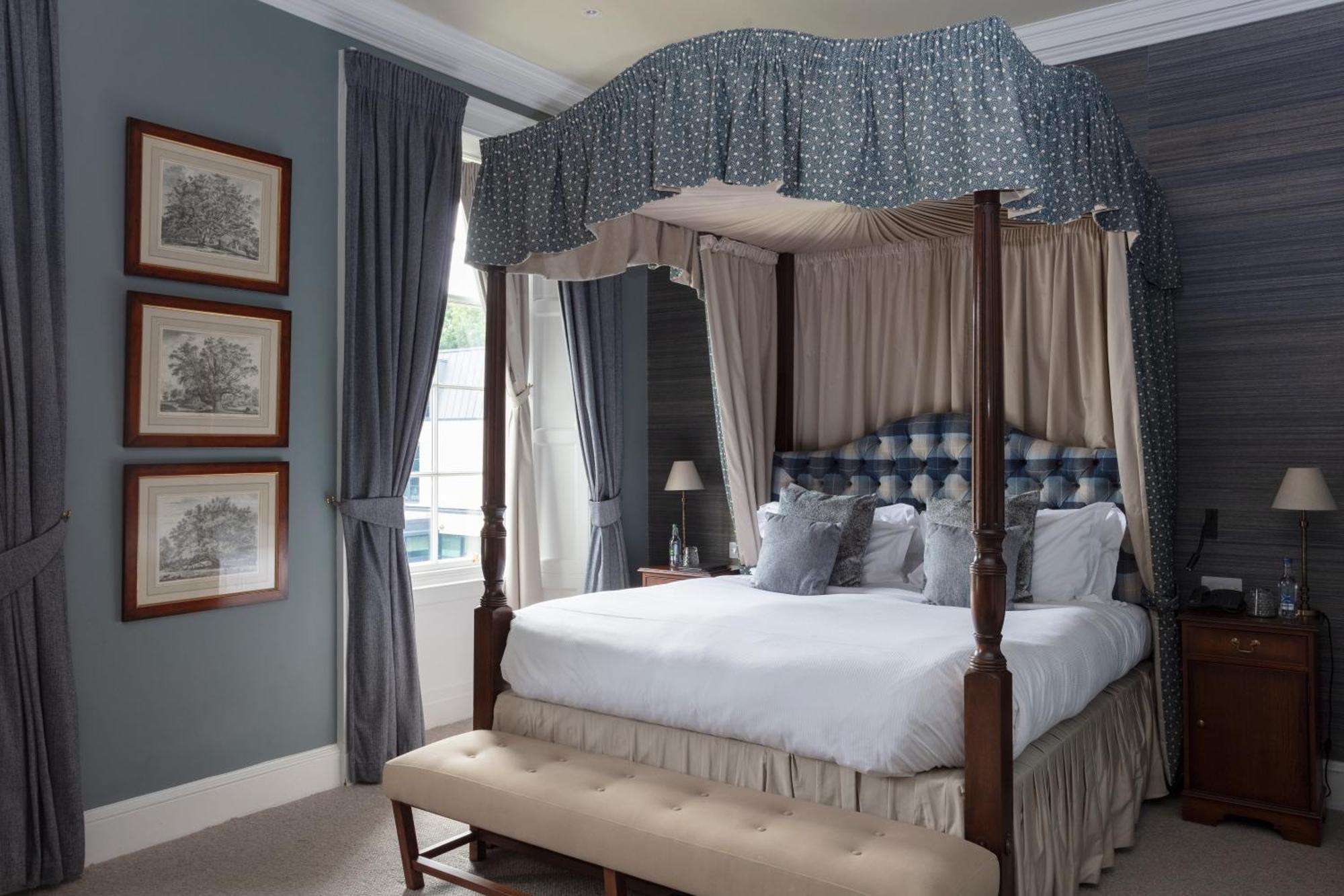 Schloss Roxburghe, Part Of Destination By Hyatt Extérieur photo A bedroom at the hotel